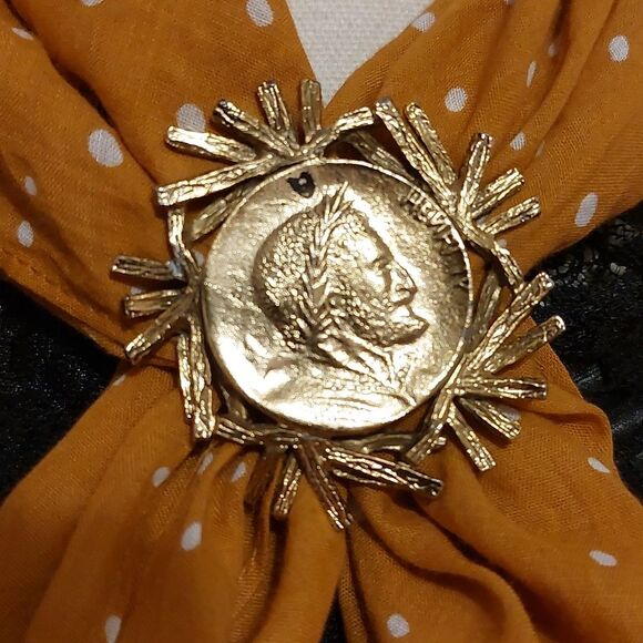 Vintage Gold Tone Framed Coin Scarf Ring Clip - Picture 1 of 6